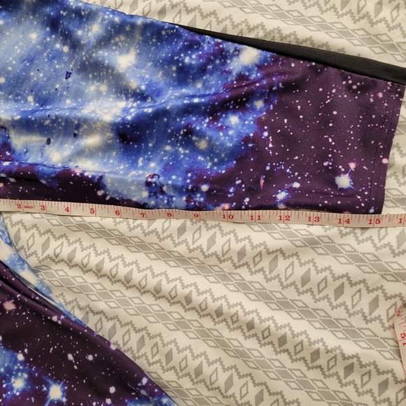 Capri pants with interesting galaxy stars design. - Picture 7 of 9